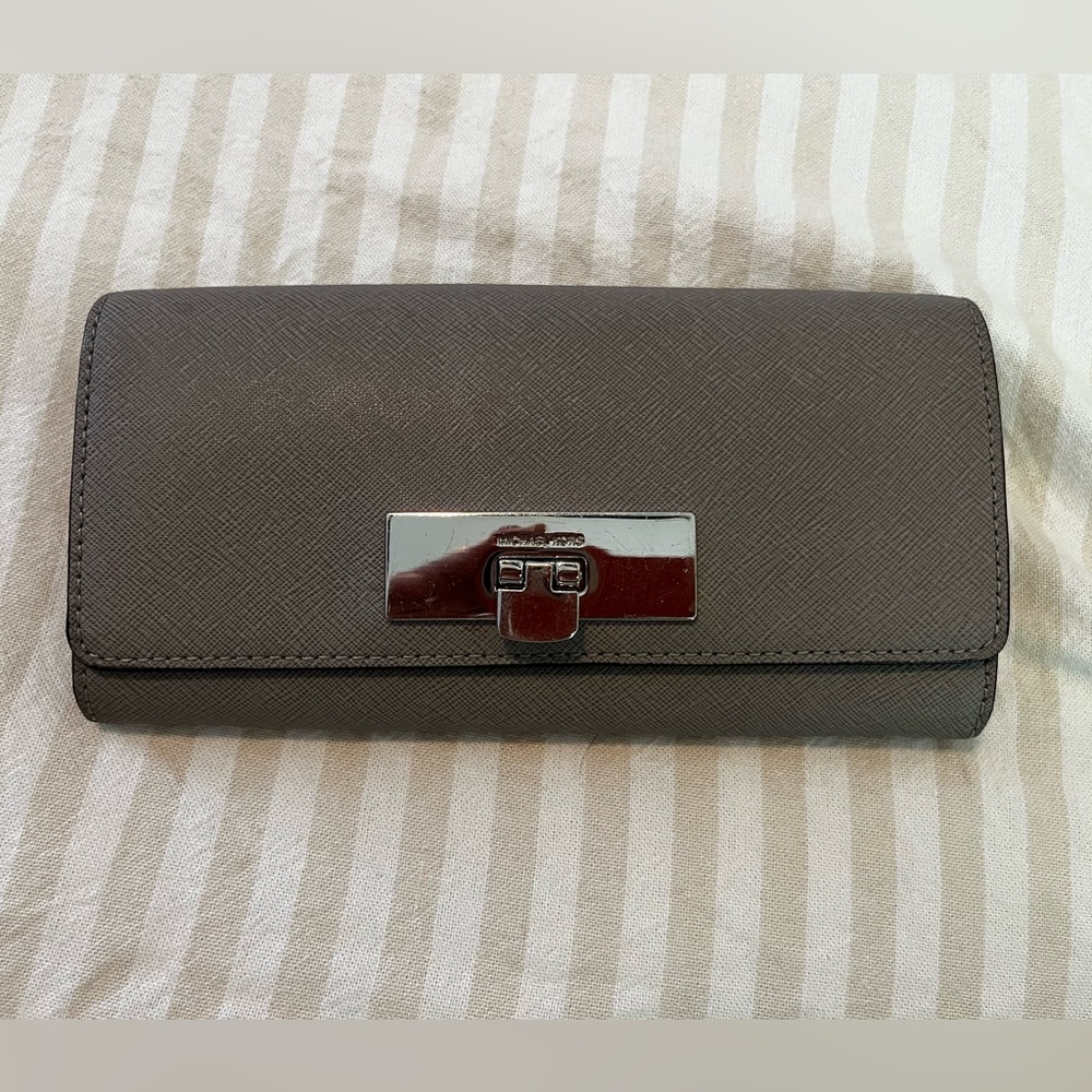 Michael Kors wallet (OFFERS AVALIABLE)